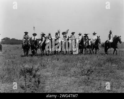 Chiefs in the Sun Dance Parade - Cheyenne, 1927. Mehrere Cheyenne-Häuptlinge zu Pferd in einer Reihe auf einem offenen Feld. Stockfoto