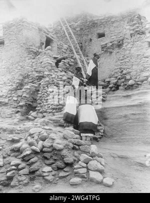 Klippen-Hochhäuser-Hopi, 1906. Vier Hopi-Frauen vor Pueblo-Gebäuden. Stockfoto