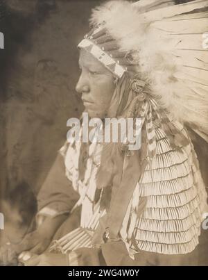 Mrs. Lame Dog, 1905. Das Foto zeigt das Porträt von Mrs. Lame Dog mit Kopfschmuck, nach links gerichtet. Stockfoto