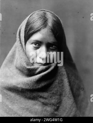 Pakit-Maricopa, 1907. Das Foto zeigt das Porträt einer Maricopa-Frau, eingewickelt in eine Decke. Stockfoto