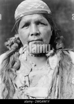 Hauptschamane der Hupa, 1923. Hupa-Frau, Kopf-und-Schultern-Porträt, nach vorne gerichtet. Stockfoto