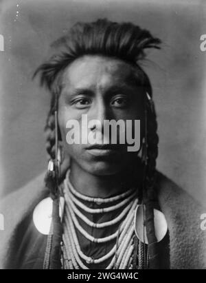 Lies Sideway, 1908. Kopf-und-Schultern-Porträt von Crow man. Stockfoto