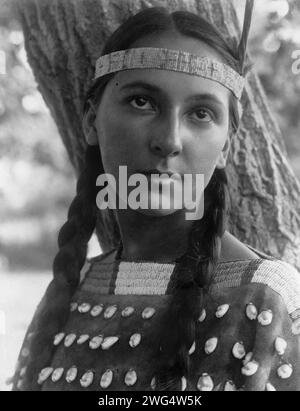 Lucille, 1907. Kopf-und-Schultern-Porträt einer Dakota-Frau, die vor einem Baum steht. Stockfoto