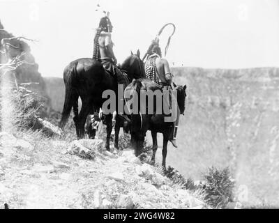 The Outlook, 1905. Packt den Hut und Wie, zwei Krähenindianer zu Pferd, Montana. Stockfoto