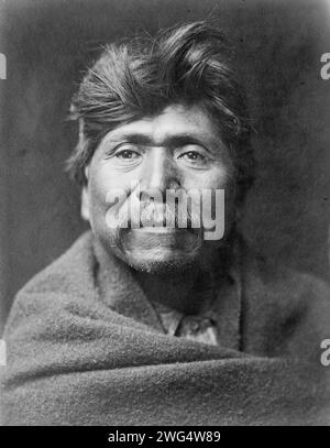 Pachilawa-Walapai-Chef, 1907. Pachilawa, Kopf &amp; Schultern Porträt, nach vorne gerichtet. Stockfoto