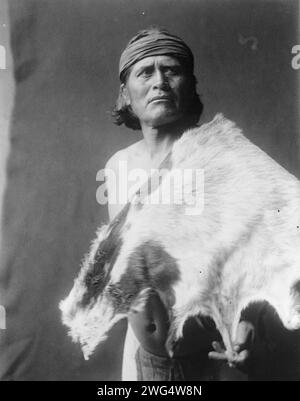 NATO, der Ziegenmann-Hopi, 1906. Halblanges Porträt eines Hopi-Mannes mit Tierhaut. Stockfoto