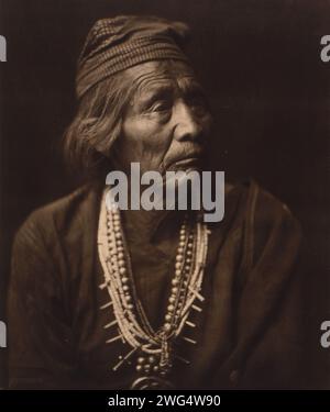 Nesjaja Hatali - Navaho, 1904. Nesjaja Hatali, Medizinmann, Kopf-und-Schultern-Porträt, nach rechts gerichtet. Stockfoto