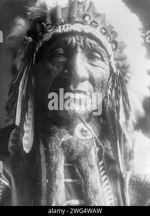 Roter Hund (Shunka Luta), 1907. Kopf-und-Schultern-Porträt des Dakota-Mannes. Stockfoto