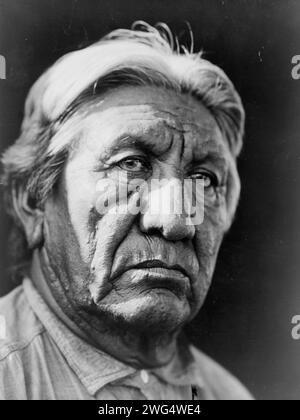 Rueben Taylor (Isotofhuts)-Cheyenne, 1927. Rueben Taylor, Cheyenne-Mann, Brustporträt, leicht nach rechts gerichtet. Stockfoto