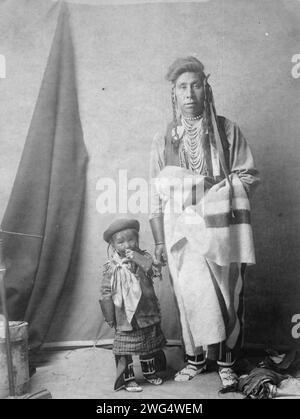 Starker Feind, um 1908. Das Porträt von Krähenmann und Kind in voller Länge. Stockfoto