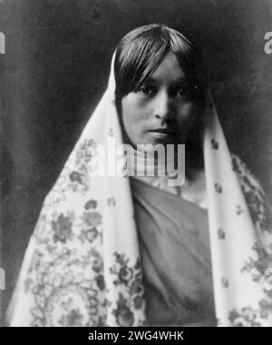 Walvia („Medizinwurzel“)-Taos, 1905. Halblanges Porträt einer nach vorne gerichteten jungen Frau mit Blumentuch. Stockfoto