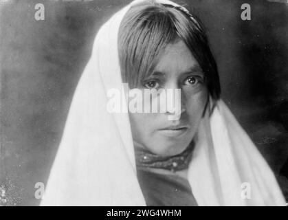 Walvia („Medizinwurzel“)-Taos, 1905. Kopf-und-Schultern-Porträt einer jungen Frau, die nach vorne mit einem Tuch auf dem Kopf blickt. Stockfoto