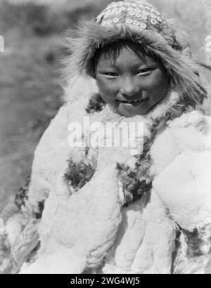 Uyowutcha-Nunivak, 1929. Halblanges Porträt von Uyowutcha, einem Eskimo-Kind, in Pelzkleidung gekleidet, Nunivak Island (?), Alaska. Stockfoto