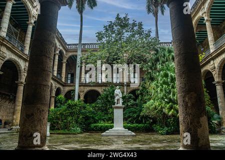 Denkmal für Columbus, den entdecker von Kuba, im Innenhof der Residenz des Kapitäns. Jetzt das Havanna Museum. Stockfoto