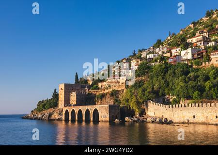 Mittelalterliche Werft von Seldschuk (Tersane) auf der Burg Alanya, eine wichtige Touristenattraktion im türkischen Mittelmeer Stockfoto