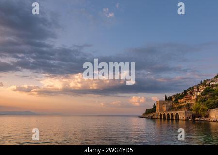 Dramatischer Sonnenaufgang über dem Hafen von Alanya mit der mittelalterlichen Seldschuk-Werft (Tersane) auf der Burg Alanya, einer prominenten Touristenattraktion auf den Türken Stockfoto