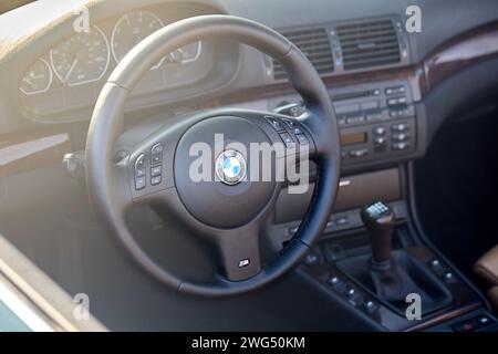 Berlin, Deutschland - 20. August 2022: Detailaufnahme des BMW E28 M5 1984-1988 M5 Innenansicht. Innenraum eines klassischen BMW-Fahrzeugs mit Armaturenbrett am Lenkrad Stockfoto