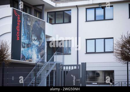 03.02.2024, Seekirchen am Wallersee, AUT, unterwegs in Salzburg, Symbolbild, Themenbild, Verschiedene Themenbilder, Reportage, Fa. Windhager im Bild eine Außenansicht der Firma Windhager,Illustration zum Thema Heizungshersteller Windhager. Im Bild: Die Zentrale des Heizungsherstellers Windhager aufgenommen am Samstag, 3. Februar 2024. Der Heizungshersteller Windhager mit Sitz in Seekirchen im Salzburger Flachgau hat am Landesgericht Salzburg die Eröffnung eines Insolvenzverfahrens beantragt *** 03 02 2024, Seekirchen am Wallersee, AUT, unterwegs in Salzburg, Symbolbild, Themenbild, Verschieden Stockfoto