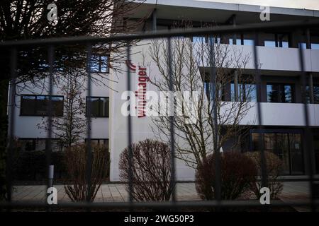 03.02.2024, Seekirchen am Wallersee, AUT, unterwegs in Salzburg, Symbolbild, Themenbild, Verschiedene Themenbilder, Reportage, Fa. Windhager im Bild eine Außenansicht der Firma Windhager,Illustration zum Thema Heizungshersteller Windhager. Im Bild: Die Zentrale des Heizungsherstellers Windhager aufgenommen am Samstag, 3. Februar 2024. Der Heizungshersteller Windhager mit Sitz in Seekirchen im Salzburger Flachgau hat am Landesgericht Salzburg die Eröffnung eines Insolvenzverfahrens beantragt *** 03 02 2024, Seekirchen am Wallersee, AUT, unterwegs in Salzburg, Symbolbild, Themenbild, Verschieden Stockfoto