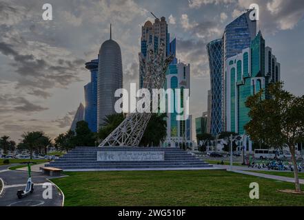 Skyline von Doha in der West Bay am Nachmittag aus dem Hotelpark mit Sheikh Tamim bin Hamad Al-Thani International Anti Corruption Excellence Award Stockfoto