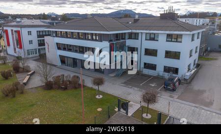 03.02.2024, Seekirchen am Wallersee, AUT, unterwegs in Salzburg, Symbolbild, Themenbild, Verschiedene Themenbilder, Reportage, Fa. Windhager im Bild eine Außenansicht der Firma Windhager, Luftaufnahme, Illustration zum Thema Heizungshersteller Windhager. Im Bild: Die Zentrale des Heizungsherstellers Windhager aufgenommen am Samstag, 3. Februar 2024. Der Heizungshersteller Windhager mit Sitz in Seekirchen im Salzburger Flachgau hat am Landesgericht Salzburg die Eröffnung eines Insolvenzverfahrens beantragt *** 03 02 2024, Seekirchen am Wallersee, AUT, unterwegs in Salzburg, Symbolbild, Themenbi Stockfoto