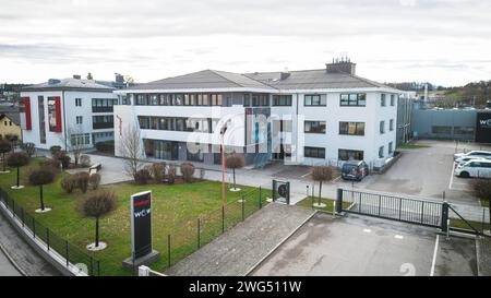 03.02.2024, Seekirchen am Wallersee, AUT, unterwegs in Salzburg, Symbolbild, Themenbild, Verschiedene Themenbilder, Reportage, Fa. Windhager im Bild eine Außenansicht der Firma Windhager, Luftaufnahme, Illustration zum Thema Heizungshersteller Windhager. Im Bild: Die Zentrale des Heizungsherstellers Windhager aufgenommen am Samstag, 3. Februar 2024. Der Heizungshersteller Windhager mit Sitz in Seekirchen im Salzburger Flachgau hat am Landesgericht Salzburg die Eröffnung eines Insolvenzverfahrens beantragt *** 03 02 2024, Seekirchen am Wallersee, AUT, unterwegs in Salzburg, Symbolbild, Themenbi Stockfoto