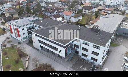 03.02.2024, Seekirchen am Wallersee, AUT, unterwegs in Salzburg, Symbolbild, Themenbild, Verschiedene Themenbilder, Reportage, Fa. Windhager im Bild eine Außenansicht der Firma Windhager, Luftaufnahme, Illustration zum Thema Heizungshersteller Windhager. Im Bild: Die Zentrale des Heizungsherstellers Windhager aufgenommen am Samstag, 3. Februar 2024. Der Heizungshersteller Windhager mit Sitz in Seekirchen im Salzburger Flachgau hat am Landesgericht Salzburg die Eröffnung eines Insolvenzverfahrens beantragt *** 03 02 2024, Seekirchen am Wallersee, AUT, unterwegs in Salzburg, Symbolbild, Themenbi Stockfoto