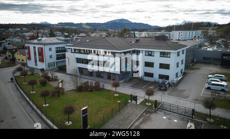 03.02.2024, Seekirchen am Wallersee, AUT, unterwegs in Salzburg, Symbolbild, Themenbild, Verschiedene Themenbilder, Reportage, Fa. Windhager im Bild eine Außenansicht der Firma Windhager, Luftaufnahme, Illustration zum Thema Heizungshersteller Windhager. Im Bild: Die Zentrale des Heizungsherstellers Windhager aufgenommen am Samstag, 3. Februar 2024. Der Heizungshersteller Windhager mit Sitz in Seekirchen im Salzburger Flachgau hat am Landesgericht Salzburg die Eröffnung eines Insolvenzverfahrens beantragt *** 03 02 2024, Seekirchen am Wallersee, AUT, unterwegs in Salzburg, Symbolbild, Themenbi Stockfoto