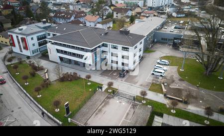 03.02.2024, Seekirchen am Wallersee, AUT, unterwegs in Salzburg, Symbolbild, Themenbild, Verschiedene Themenbilder, Reportage, Fa. Windhager im Bild eine Außenansicht der Firma Windhager, Luftaufnahme, Illustration zum Thema Heizungshersteller Windhager. Im Bild: Die Zentrale des Heizungsherstellers Windhager aufgenommen am Samstag, 3. Februar 2024. Der Heizungshersteller Windhager mit Sitz in Seekirchen im Salzburger Flachgau hat am Landesgericht Salzburg die Eröffnung eines Insolvenzverfahrens beantragt *** 03 02 2024, Seekirchen am Wallersee, AUT, unterwegs in Salzburg, Symbolbild, Themenbi Stockfoto