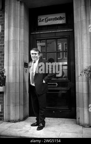 Aktenfoto vom 3/1991 von Albert Roux vor seinem Mayfair Restaurant Le Gavroche in London. Seltene Weine, Vintage-Champagner und Kunstwerke aus Michel Roux Jr, dem kürzlich geschlossenen zwei Michelin-Sterne-Restaurant Le Gavroche, werden unter den Hammer gehen. Mehr als 100 Lose werden im Christie's Sale zu sehen sein, darunter Porzellan, Wein, Zeichnungen, Silber und dekorative Objekte, die zuvor im Restaurant Mayfair untergebracht waren, das 1967 von den Brüdern Michel und Albert Roux gegründet wurde. Ausgabedatum: Samstag, 3. Februar 2024. Stockfoto