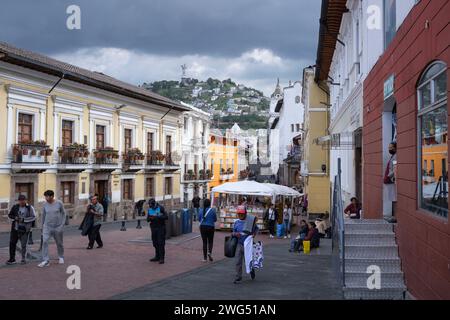 Typische geschäftige Straße mit Straßenverkäufern in Quito Stockfoto