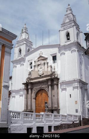 Alte typisch katholische Kirche im historischen Zentrum von Quito, Ecuador Stockfoto