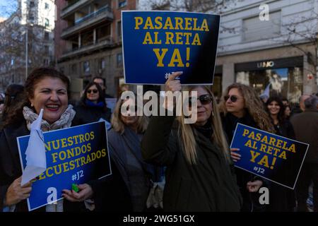 Madrid, Madrid, Spanien. Februar 2024. Anwälte und Anwälte aus verschiedenen Verbänden und Gruppen in Spanien, mit Spruchbändern und Gewändern, während einer Demonstration durch die Hauptstraßen Madrids, die einen fairen Ruhestand forderten und eine würdevolle Rechtshilfe forderten. (Kreditbild: © Luis Soto/ZUMA Press Wire) NUR REDAKTIONELLE VERWENDUNG! Nicht für kommerzielle ZWECKE! Stockfoto