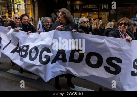 Madrid, Madrid, Spanien. Februar 2024. Anwälte und Anwälte aus verschiedenen Verbänden und Gruppen in Spanien, mit Spruchbändern und Gewändern, während einer Demonstration durch die Hauptstraßen Madrids, die einen fairen Ruhestand forderten und eine würdevolle Rechtshilfe forderten. (Kreditbild: © Luis Soto/ZUMA Press Wire) NUR REDAKTIONELLE VERWENDUNG! Nicht für kommerzielle ZWECKE! Stockfoto