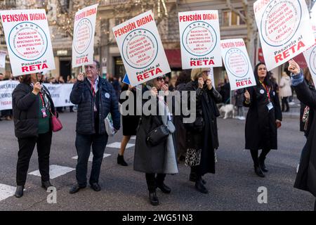 Madrid, Madrid, Spanien. Februar 2024. Anwälte und Anwälte aus verschiedenen Verbänden und Gruppen in Spanien, mit Spruchbändern und Gewändern, während einer Demonstration durch die Hauptstraßen Madrids, die einen fairen Ruhestand forderten und eine würdevolle Rechtshilfe forderten. (Kreditbild: © Luis Soto/ZUMA Press Wire) NUR REDAKTIONELLE VERWENDUNG! Nicht für kommerzielle ZWECKE! Stockfoto