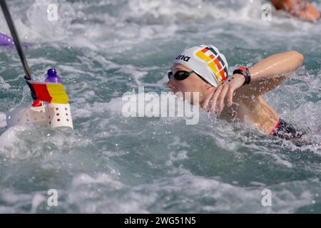 Doha, Katar. Februar 2024. Schwimmen: Weltmeisterschaften, Freiwasser - 10 km, Frauen: Leonie Beck aus Deutschland in Aktion. Quelle: Jo Kleindl/dpa/Alamy Live News Stockfoto