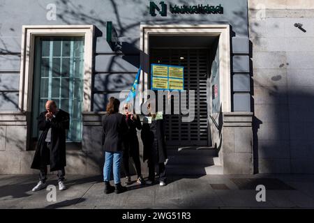 Madrid, Madrid, Spanien. Februar 2024. Anwälte und Anwälte aus verschiedenen Verbänden und Gruppen in Spanien, mit Spruchbändern und Gewändern, während einer Demonstration durch die Hauptstraßen Madrids, die einen fairen Ruhestand forderten und eine würdevolle Rechtshilfe forderten. (Kreditbild: © Luis Soto/ZUMA Press Wire) NUR REDAKTIONELLE VERWENDUNG! Nicht für kommerzielle ZWECKE! Stockfoto