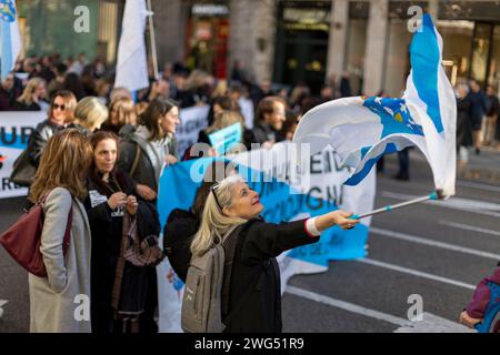 Madrid, Madrid, Spanien. Februar 2024. Anwälte und Anwälte aus verschiedenen Verbänden und Gruppen in Spanien, mit Spruchbändern und Gewändern, während einer Demonstration durch die Hauptstraßen Madrids, die einen fairen Ruhestand forderten und eine würdevolle Rechtshilfe forderten. (Kreditbild: © Luis Soto/ZUMA Press Wire) NUR REDAKTIONELLE VERWENDUNG! Nicht für kommerzielle ZWECKE! Stockfoto