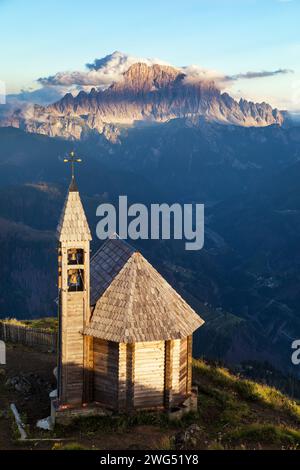 Abendlicher Blick vom Gipfel Col DI Lana mit Holzkirche auf den Berg Civetta, Alpen Dolomiten, Italien Stockfoto