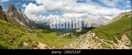 Panoramablick auf die dolomiten rund um Cortina d Ampezzo und die Dolomiten, Italien, Cima Ambrizzola, Croda da Lago, Cristallo und Sorapis, Alpen Dolom Stockfoto