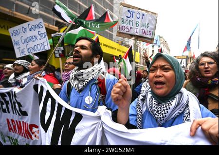 London, Großbritannien. Februar 2024. Palästinas Protest, der zu einer Waffenruhe aufruft, marschiert jetzt von der BBC nach Westminster für Reden. Die Menge reagiert weiterhin auf den anhaltenden Ausbruch von Gewalt und die israelische Reaktion im Gazastreifen. Der Protest wurde von Stop the war, der Palestine Solidarity Campaign UK und Friends of Al Aqsa organisiert. Guy Bell/Alamy Live News Stockfoto