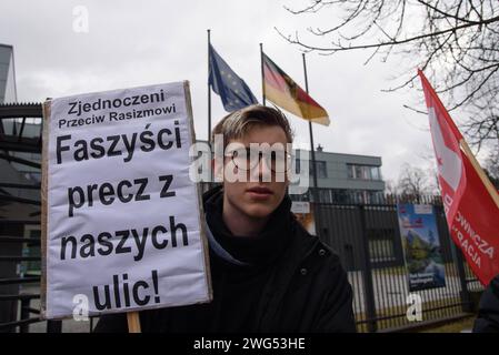 Anti-Rassismus und AfD-Parteikundgebung in Warschau. Während einer Solidaritätskundgebung vor der deutschen Botschaft in Warschau, Polen, am 3. Februar 2024 hält ein Demonstrant ein Schild mit der Aufschrift Faschismus weg von unseren Straßen. Ein Dutzend Menschen versammelten sich vor der deutschen Botschaft in Warschau, um Menschen in Deutschland, die gegen die rechtsextreme AfD protestieren, zu unterstützen. Warschau Polen Copyright: XAleksanderxKalkax Stockfoto