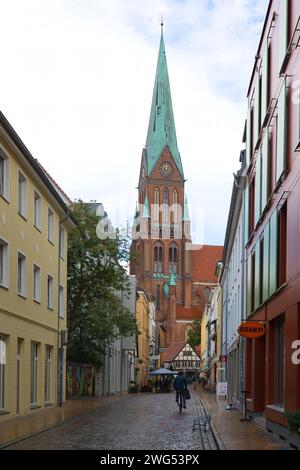 Deutschland, Mecklenburg-Vorpommern, Schwerin - 26. Juli 2023: Schweriner Dom von der Buschstraße aus gesehen. Stockfoto