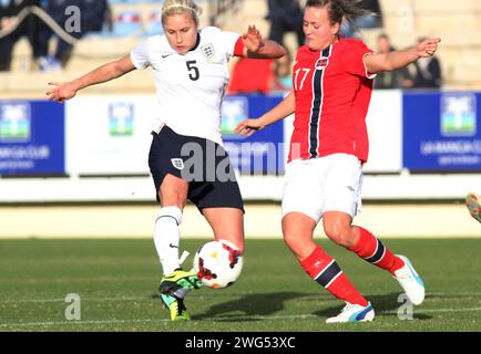 Women's Friendly International: England gegen Norwegen, La Manga, Spanien, 17. Januar 2014. England Captain Steph Houghten bekommt eine Aufnahme trotz der Bemühungen der Norwegerin Kristine Minde Foto von Tony Henshaw Stockfoto