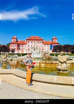 Senior Woman auf Ausflug im Troja Palace ist ein barocker Palast in Troja, Stockfoto