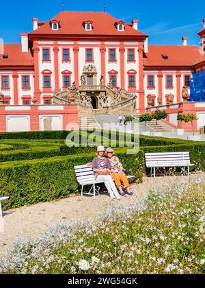 Ältere Frau mit Tochter auf Ausflug im Troja-Palast ist ein Barockpalast Stockfoto