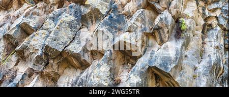 Struktur aus vulkanischen Steinen in den Schluchten von Alcantara. Das Hotel liegt in der Nähe von Taormina, Sizilien, Italien Stockfoto