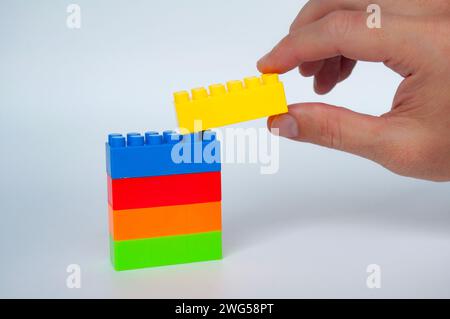 Plastikbaustein Spielzeug auf weißem Deckhintergrund. Kinderspielzeugkonzept. Stockfoto