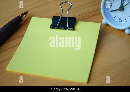 Leere Haftnotizen auf Holztisch. Kopierbereich. Stockfoto