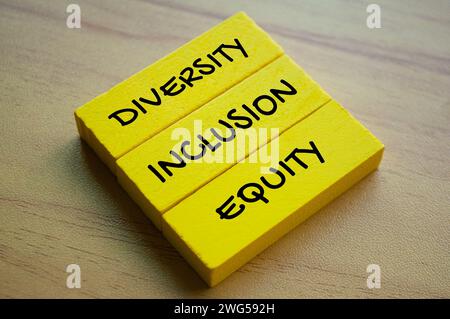 Diversity, Inklusion und Equity Text auf gelben Holzblöcken. Diversitätskonzept. Stockfoto